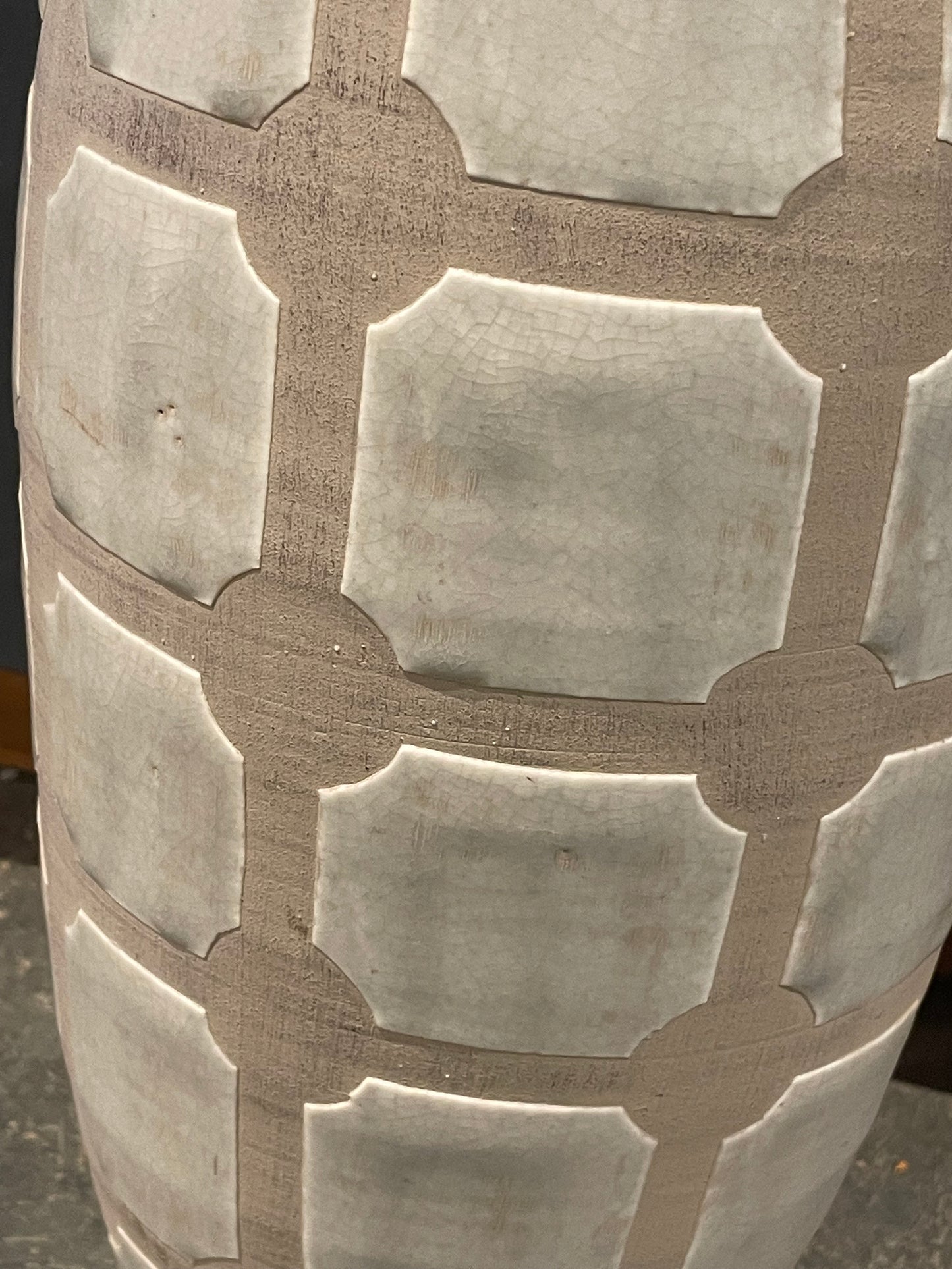 Cream/Taupe Pottery w/Pattern