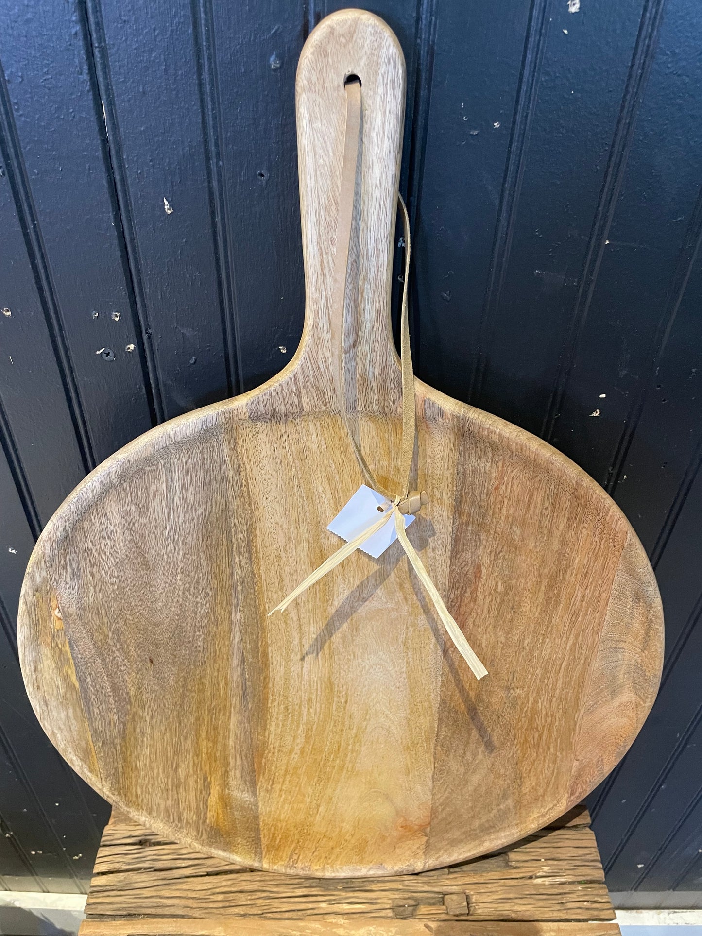Acasia Round Wood Cutting Board w/Handle & leather Hanger