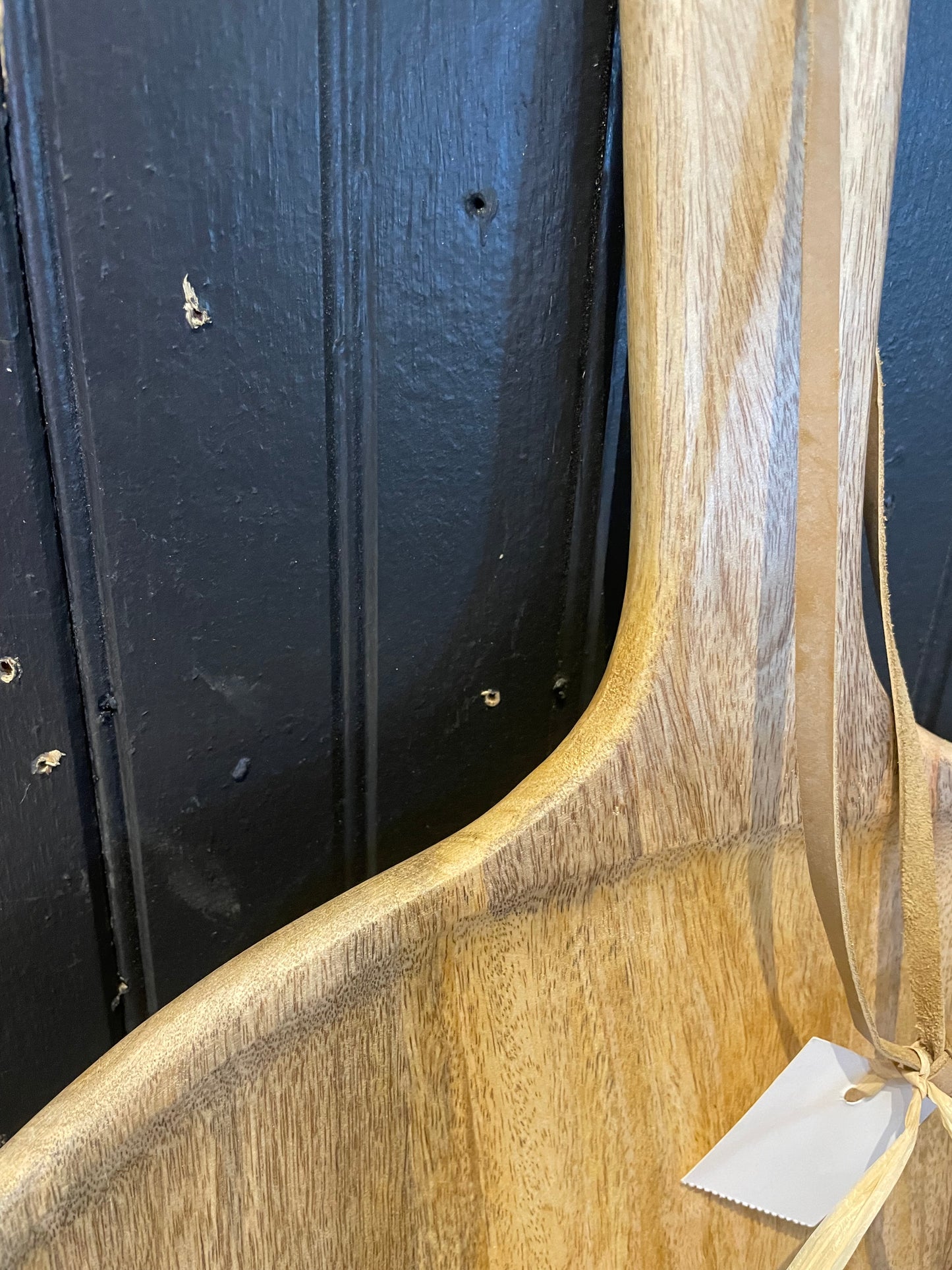 Acasia Round Wood Cutting Board w/Handle & leather Hanger