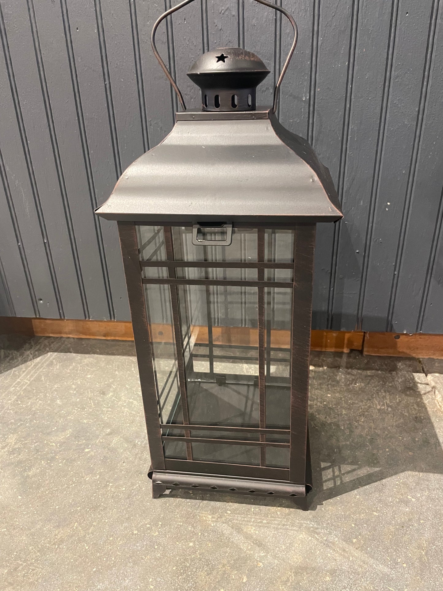 Black Metal Lantern-med
