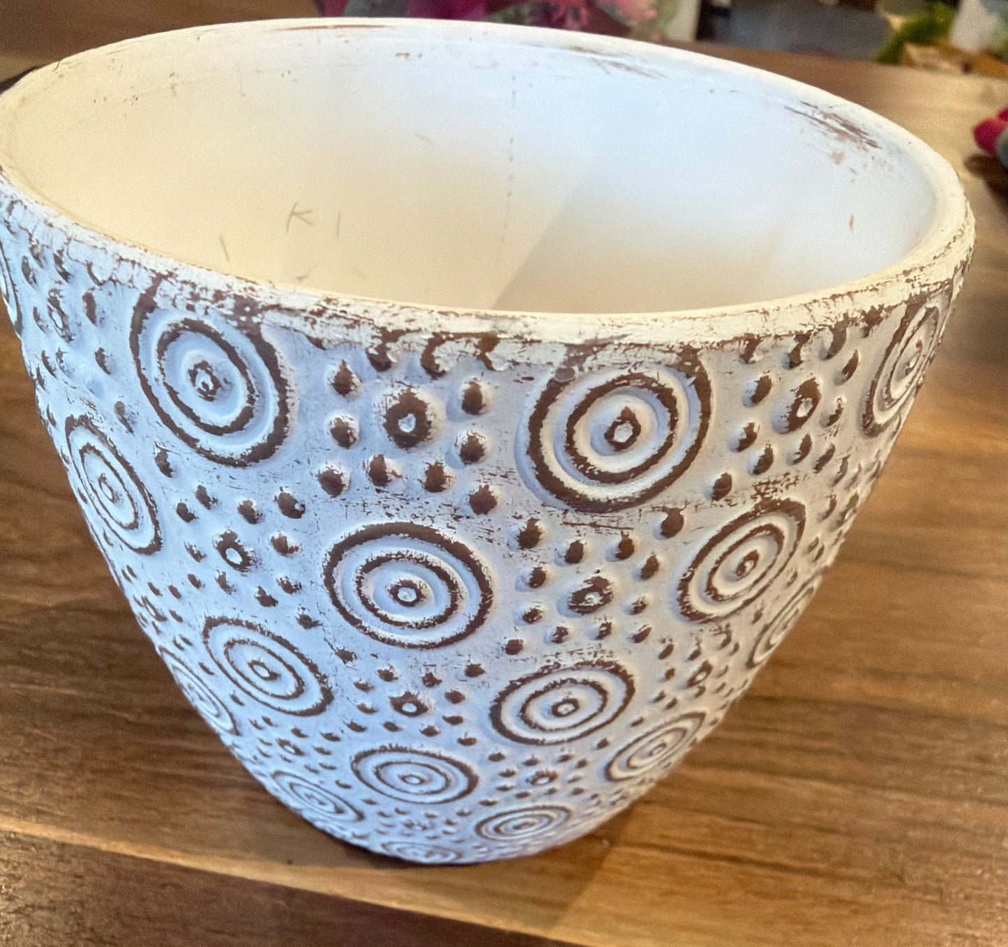 White pottery with natural Circles pattern