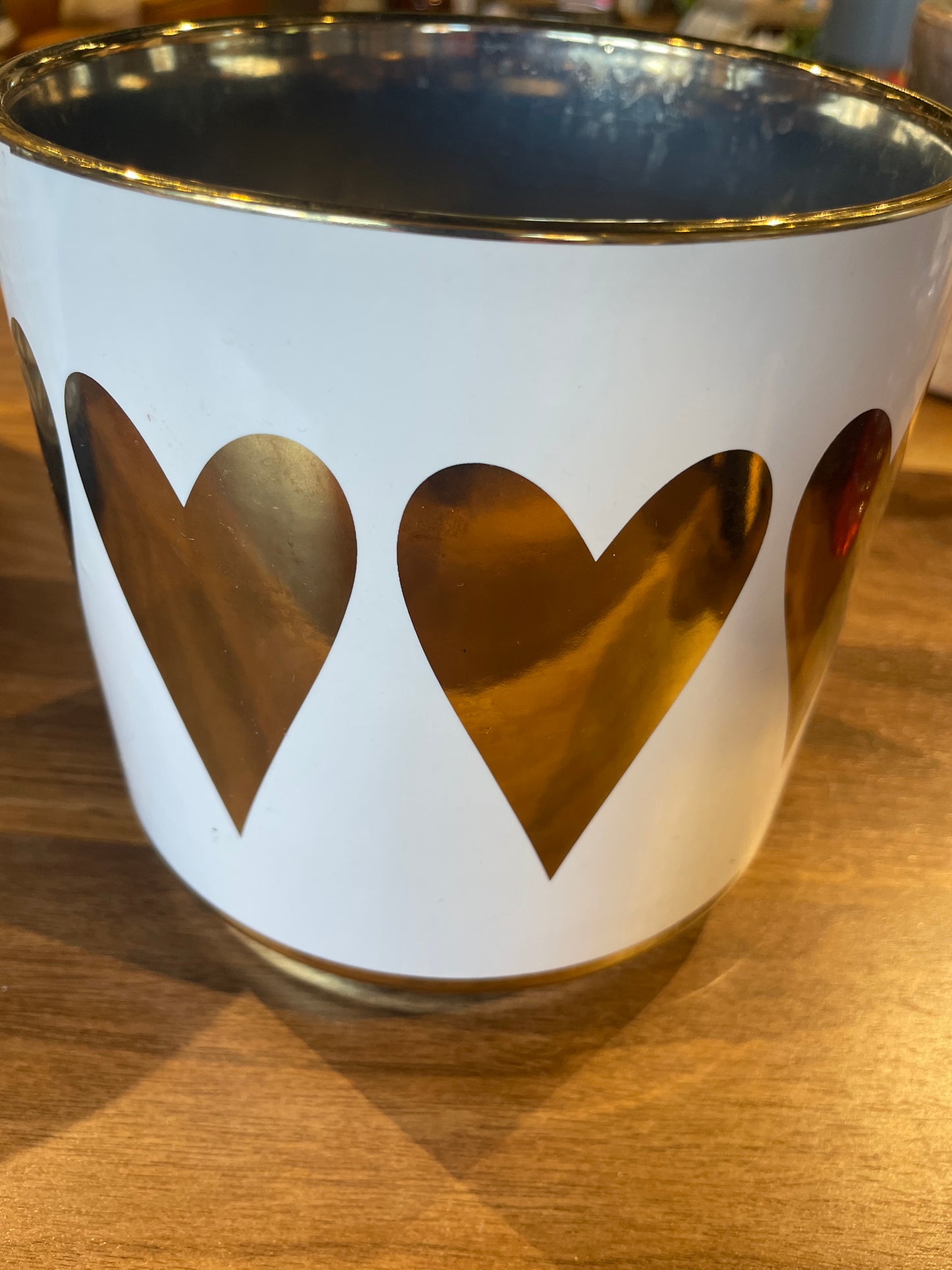 White pot w/ Gold Hearts