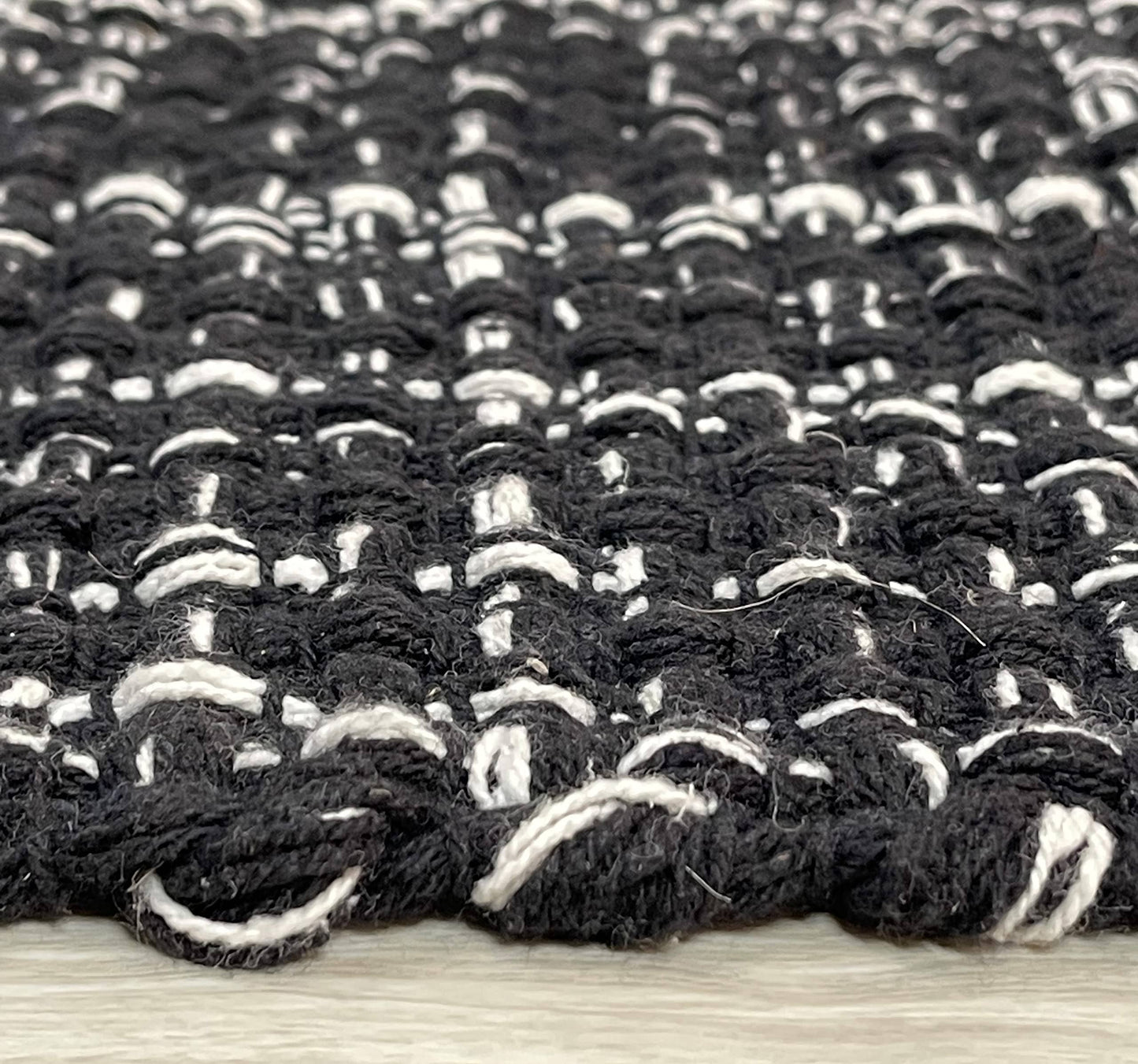 WAFFLE RUNNER, BLACK-WHITE, 2' x5'.