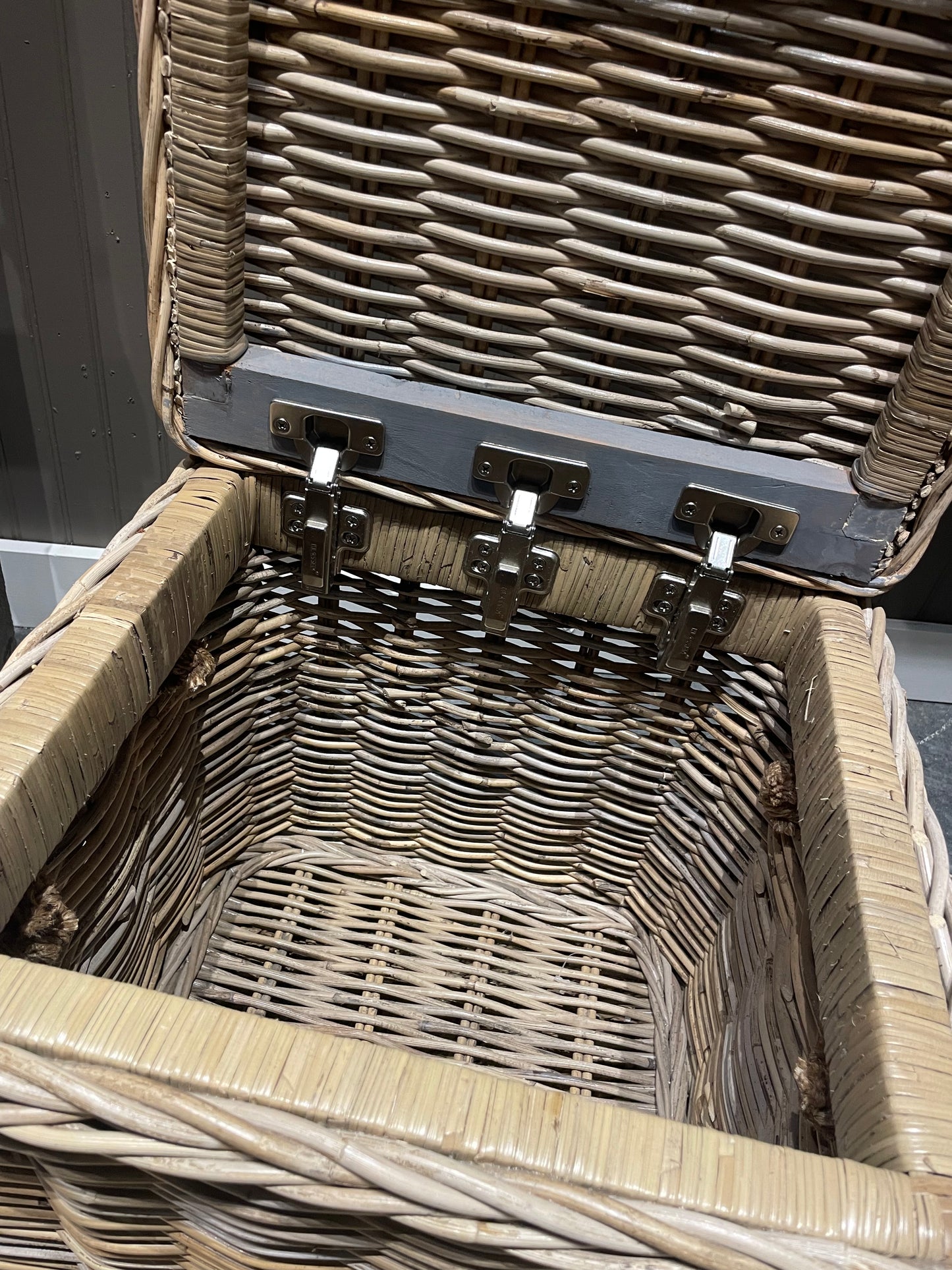 Wicker Trunk w/ Rope Handles-lg