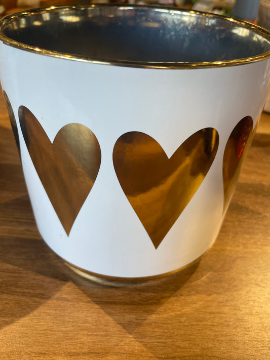 White pot w/ Gold Hearts