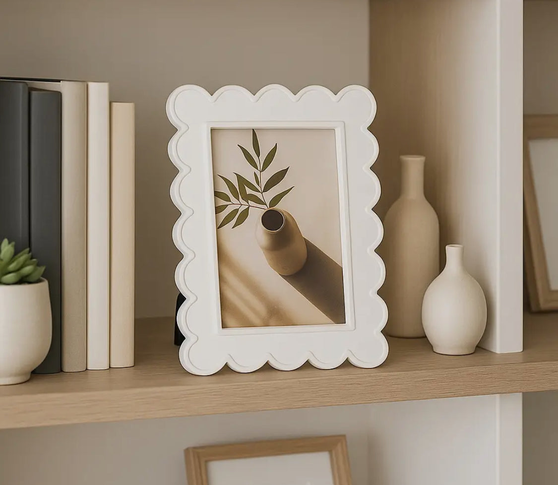 Resin with Decorative Scalloped Edge Photo Frame